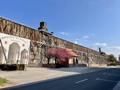 Gradierwerk mit blühenden Kirschbäumen