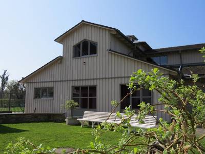Ansicht des Schausiedehauses im Frühling