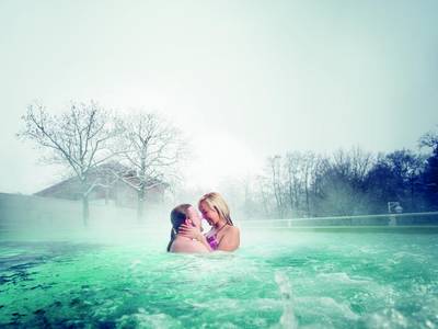 Solequell Außenbecken badendes Paar im Winter