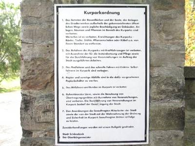 Kurparkordnung Schild
