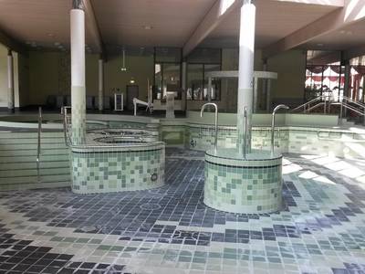 Leere Becken aufgrund von Wartungsarbeiten im Solequell