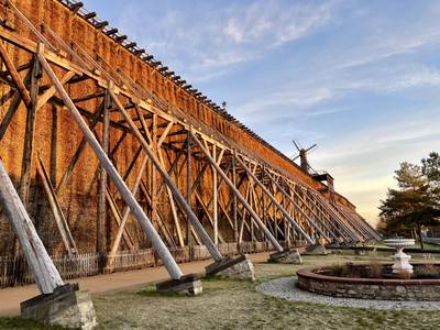 Gradierwerk bei Sonnenaufgang im Herbst © SOLEPARK Kurpark im Herbst