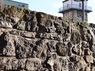 historischer Stein - Salzturm im Hintergrund