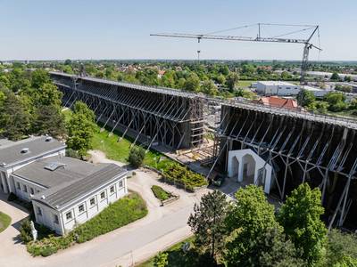 Gradierwerk mit Bauarbeiten am Uhrenturm