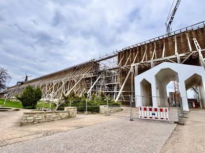 Gradierwerk mit Bauarbeiten am Uhrenturm