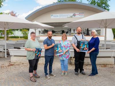 Foto: vLnR – N.Breitenstein (CJD Salzlandwerkstätten), Steffen David (CJD Salzlandwerkstätten), Sibylle Schulz (Betriebsleiterin SOLEPARK), E. Gerstner (CJD Salzlandwerkstätten), Anita Bader (Geschäftsführerin Mitteldeutsche Kammerphilharmonie Schönebeck gGmbH)