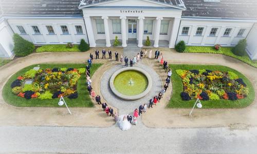 Kurpark Luftbild von Hochzeitsgesellschaft Herz am Lindenbad © SOLEPARK / Fotograf: Christian Kolbe Kurpark Luftbild von Hochzeitsgesellschaft Herz am Lindenbad