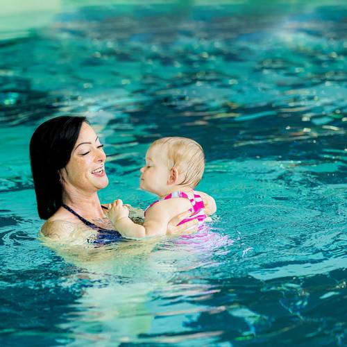 Babyschwimmenkurs im Solequell © SOLEPARK / Fotograf: Christian Kolbe Babyschwimmenkurs im Solequell