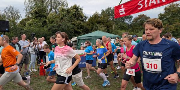 Läufer starten auf der Salineinsel.