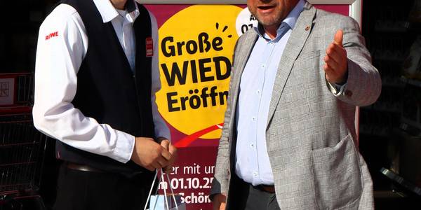 Oberbürgermeister Bert Knoblauch (r.) gratulierte Benjamin Schreck zur Eröffnung.