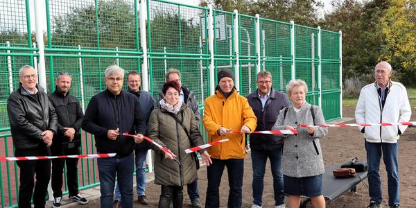 Symbolische Freigabe für den neuen Multisportplatz durch Stadträte und Stadtverwaltung. © Stadt Schönebeck (Elbe) Symbolische Freigabe für den neuen Multisportplatz durch Stadträte und Stadtverwaltung.