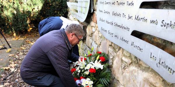 Oberbürgermeister Bert Knoblauch bei der Krankniederlegung am Mahnmal.
