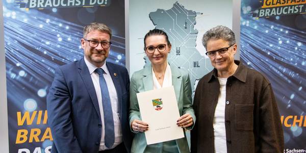 Fördermittelübergabe (v.l.): Oberbürgermeister Bert Knoblauch, Stadtwerke-Geschäftsführerin Julia Teige und Dr. Lydia Hüskens, Ministerin für Infrastruktur und Digitales.