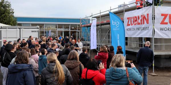 Vorbereitung des Richtspruchs und des Aufstellen des Richtbaumes.