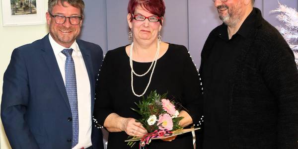 Oberbürgermeister Bert Knoblauch (l.) und Frank Schiwek vom Stadtseniorenrat zeichneten Marlis Ekrutt aus.
