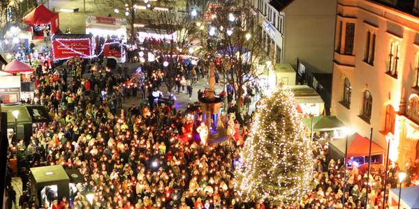 Der Marktplatz war zum Weihnachtssingen gut gefüllt.