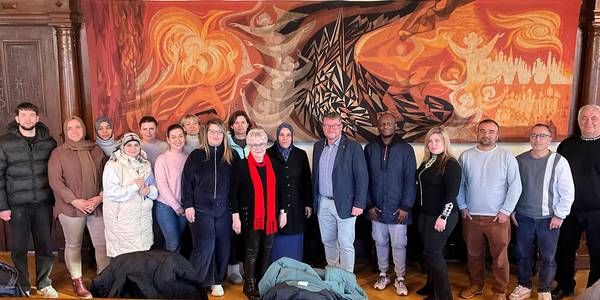 Die Deutschschüler der Kreisvolkshochschule mit Dozentin Evelyn Kaufmann und Oberbürgermeister Bert Knoblauch.