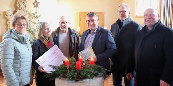 Bert Knoblauch (3.v.r.) übergab den symbolischen Scheck an (v.l.) Anngret Sternke, Karin Assel, Volkmar Assel, Stefan Goldhorn und Pfarrer Ulf Rödiger.