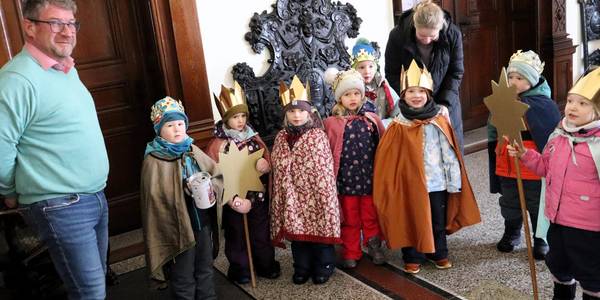 Oberbürgermeister Bert Knoblauch begrüßte die Sternsinger.