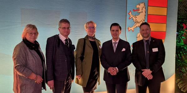 Im Auftrag des Oberbürgermeisters der Stadt Schönebeck (Elbe) nahmen Markus Baudisch, Vorsitzender des Städtepartnerschaftsvereins Schönebeck e. V., sowie Vorstandsmitglied Matthias Zander gemeinsam mit Katja Haggeney-Burmann, der Vorsitzenden des Städtepartnerschaftsvereins Garbsen, am Neujahrsempfang der Partnerstadt Garbsen teil.