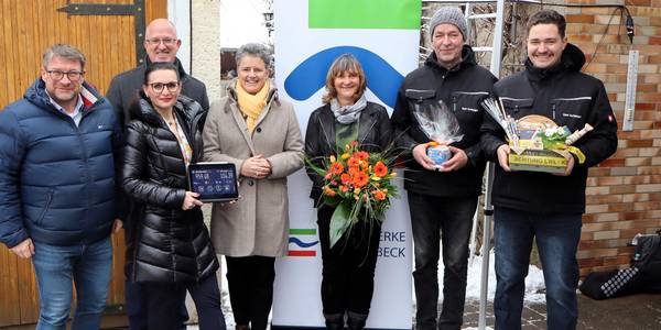 Gemeinsam beim Auftakt (v.l.): Oberbürgermeister Bert Knoblauch, Stadtwerke-Geschäftsführerin Julia Teige, MDCC-Geschäftsführer Guido Nienhaus, Ministerin Dr. Lydia Hüskens sowie Familie Schlegel.