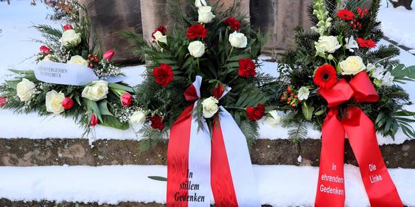 Kränze am Mahnmal Nicolaistraße zum Gedenken an die Opfer des Nationalsozialismus.