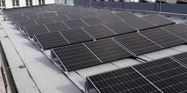 Photovoltaik auf dem Dach des Verwaltungsgebäudes am Breiteweg.