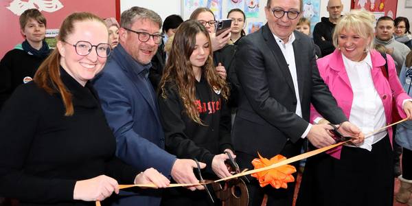 Scherenschnitt für den "FreiRaum" (v.l.): Schulleiterin Claudia Lede, Oberbürgermeister Bert Knoblauch, Schulsprecherin Angel Knoche, Landrat Markus Bauer und Angelika Wolters, schulfachliche Referentin des Landesschulamtes.