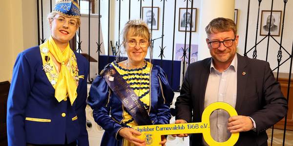Präsidentin Sandra Kalusche und Prinzessin Iris I. geben den Schlüssel an Oberbürgermeister Bert Knoblauch zurück.
