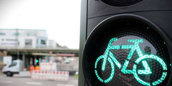 Radfahrampel und Bahnbrückental.