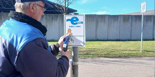 Pflegearbeiten an den Wegweisern