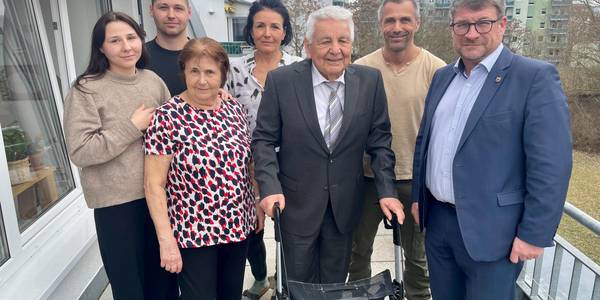 Arnold Krüger mit Oberbürgermeister Bert Knoblauch und Familienmitgliedern.
