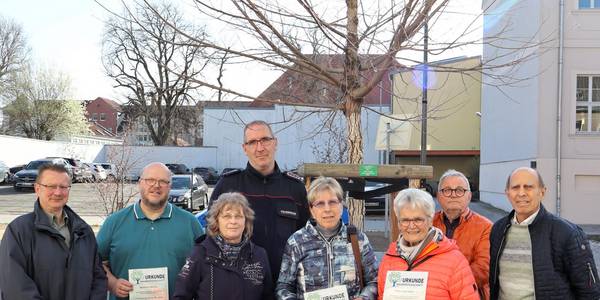 Waren bei der symbolischen Übergabe dabei (v.l.): Schönebecker stellvertretender Oberbürgermeister Uwe Scholz, Matthias Menzel, Christiane Richter, René Zander, Britta Meldau, Elke Lindemann, Frank Rüchardt und Frank Wedekind.