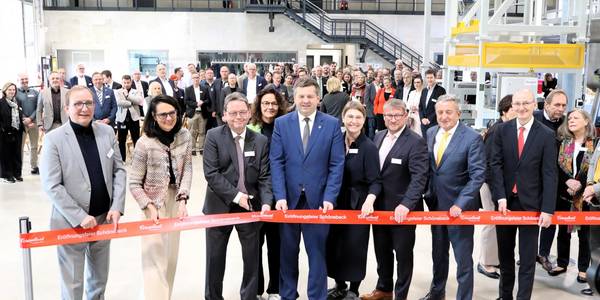 Scherenschnitt mit Ministerpräsident für die feierliche Eröffnung von Coroplast.