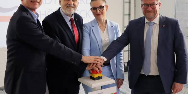 Drückten gemeinsam auf den Buzzer zum Start der Motoren (v.l.): Thomas Bolz, Armin Willingmann, Julia Teige und Bert Knoblauch.