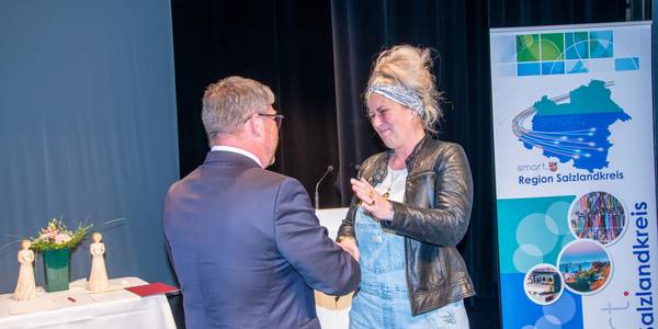 Oberbürgermeister Bert Knoblauch gratuliert Sandy Schützmannsky aus Schönebeck.
