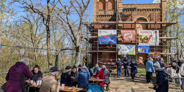 Gäste vor dem Turm © Förderverein Hummelberg-Turm e. V. Erfolgreiche Veranstaltung zum Erhalt des Hummelberg-Turmes
