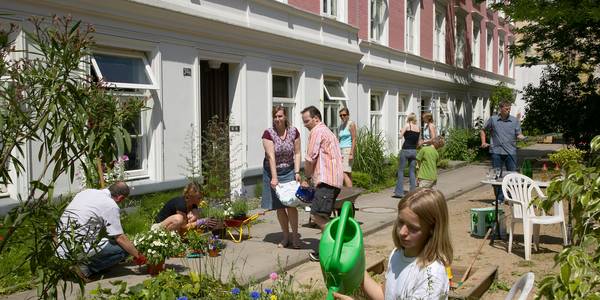 Nachbarinnen und Nachbarn in Hamburg-Eppendorf sorgen für einen blühenden Hinterhof.