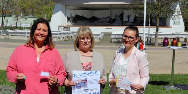 Jessika Rogat, Sibylle Schulz und Julia Teige präsentieren das 26. Lichterfest im Kurpark.