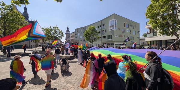 Regenbogenfahnen wehen in Schönebeck