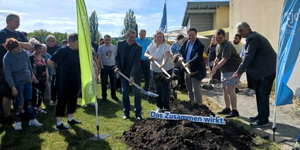 Gemeinsamer Spatenstich (v.l.): Uwe Scholz, stellvertretender Oberbürgermeister, Patricia König, Angebotsleiterin CJD Wohnen, Andreas Demuth, Gesamtleitung CJD Sachsen-Anhalt, Bewohner des CJD Wohnens und Michael Steller, Architekt.