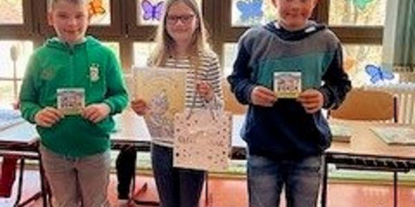 Hanna Lattki (M.) gewann beim Vorlesewettbewerb der Grundschule Plötzky. Mit auf dem Bild sind Henry und Hannes.