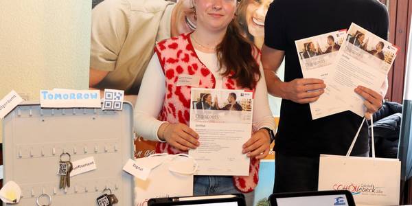 Die Auszubildenden der SWB, Marlene Schreiber und Levin Glöckner, präsentierten die Digitalisierung der Schlüsselausgabe.