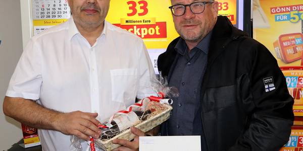 Oberbürgermeister Bert Knoblauch (r.) gratulierte Torsten Pillat zu 10 Jahren "Lotto am Markt".