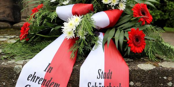 Kranz am Mahnmal Nicolaistraße.