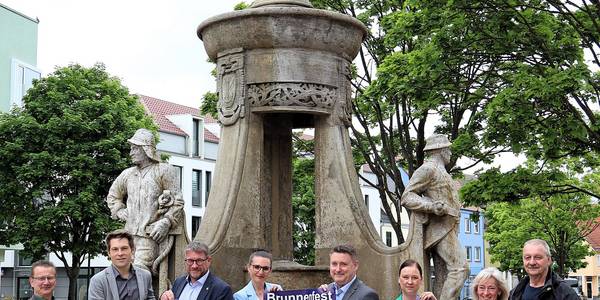 Werben für das Brunnenfest (v.l.): Dezernent Uwe Scholz, WBG-Vorstandsmitglied Matthias Goldschmidt, Oberbürgermeister Bert Knoblauch, SWS-Geschäftsführerin Julia Teige, SWB-Geschäftsführer Karsten Fiedler, Amtsleiterin Elisabeth Dancso, Constanze Pohlan (Sachgebiet Kultur und Sport) sowie Veranstalter Carsten Mende.