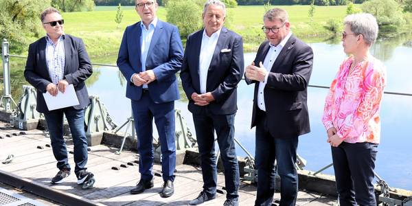 Oberbürgermeister Bert Knoblauch (2.v.r.) freute sich über die zusätzlichen Mittel für die Region.