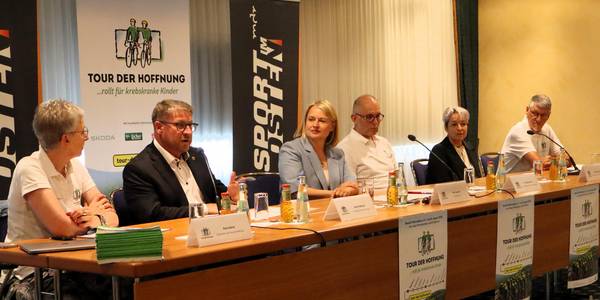 Schönebeck Oberbürgermeister Bert Knoblauch (2.v.l.) bei der Pressekonferenz.