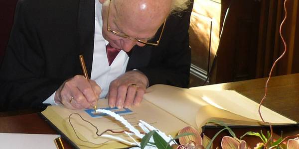 Dario Malkowski beim Eintrag ins Ehrenbuch der Stadt Schönebeck (Elbe).