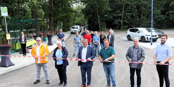 Feierlicher Scherenschnitt für die Buswendeschleife in Elbenau.
